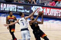 开云足球直播-爵士险胜独行侠，米切尔分难救主