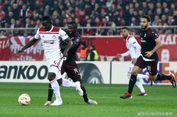 开云体育登录-罗马后卫封堵对手进攻，取得三分