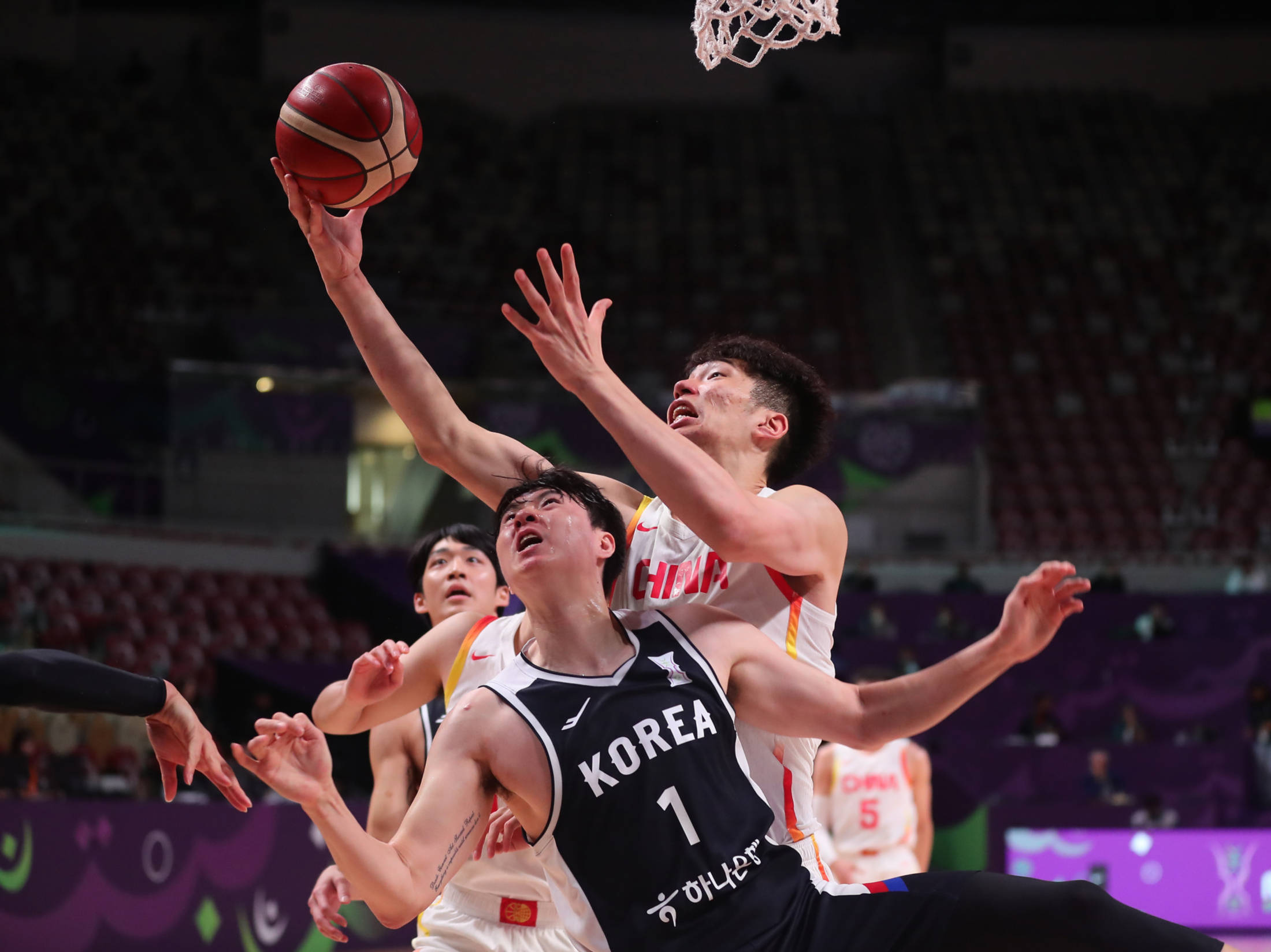 西藏篮球队在主场比赛中取得胜利,精彩表现 西藏篮球队在主场比赛中取得胜利,精彩表现