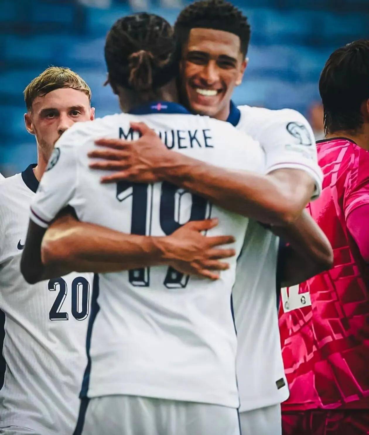 英国队凭借团队合作成功晋级