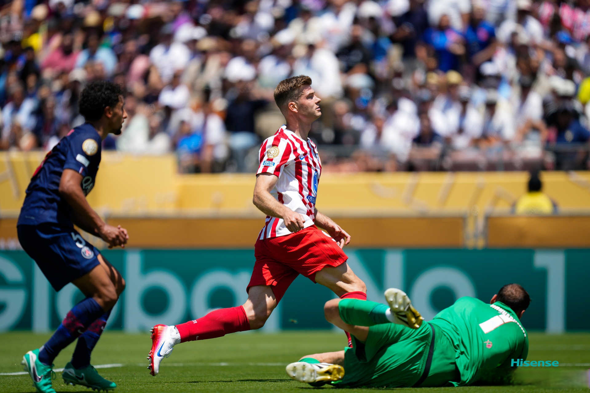 包含马德里竞技主场失利，遭遇联赛三连败的词条