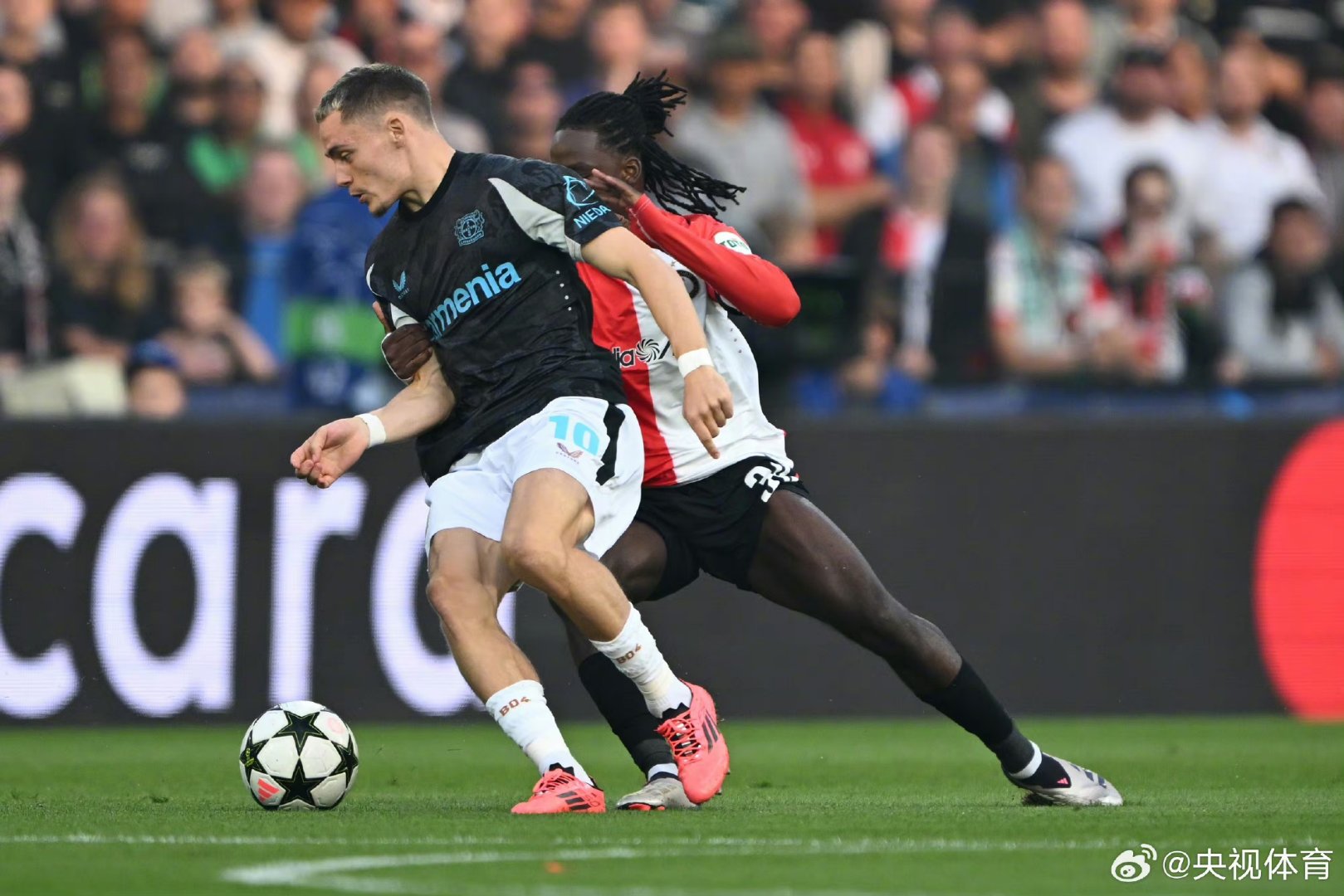 包含勒沃库森主场告捷，击败柏林联合的词条