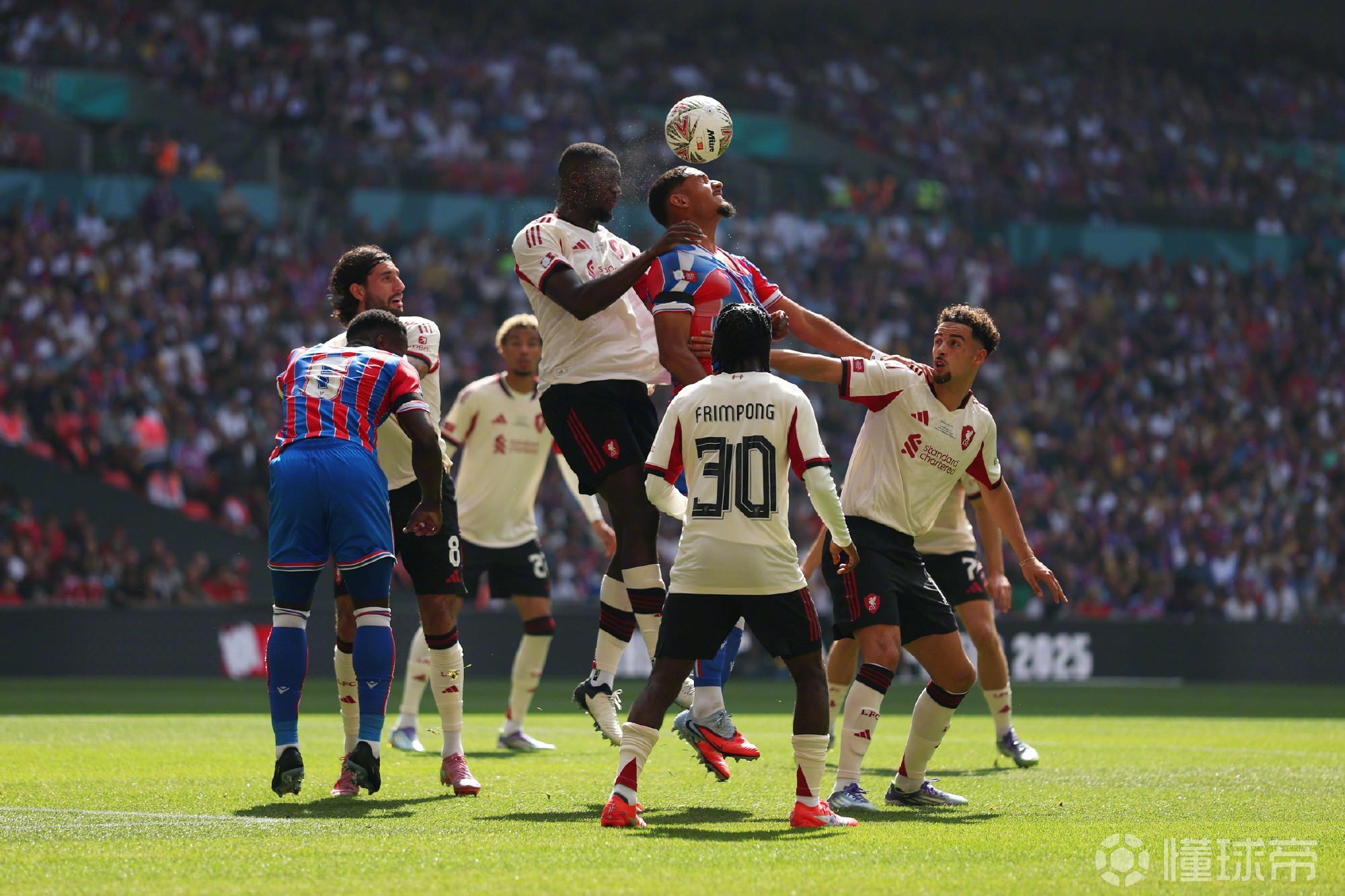 利物浦中场组织出色，串联攻守之间