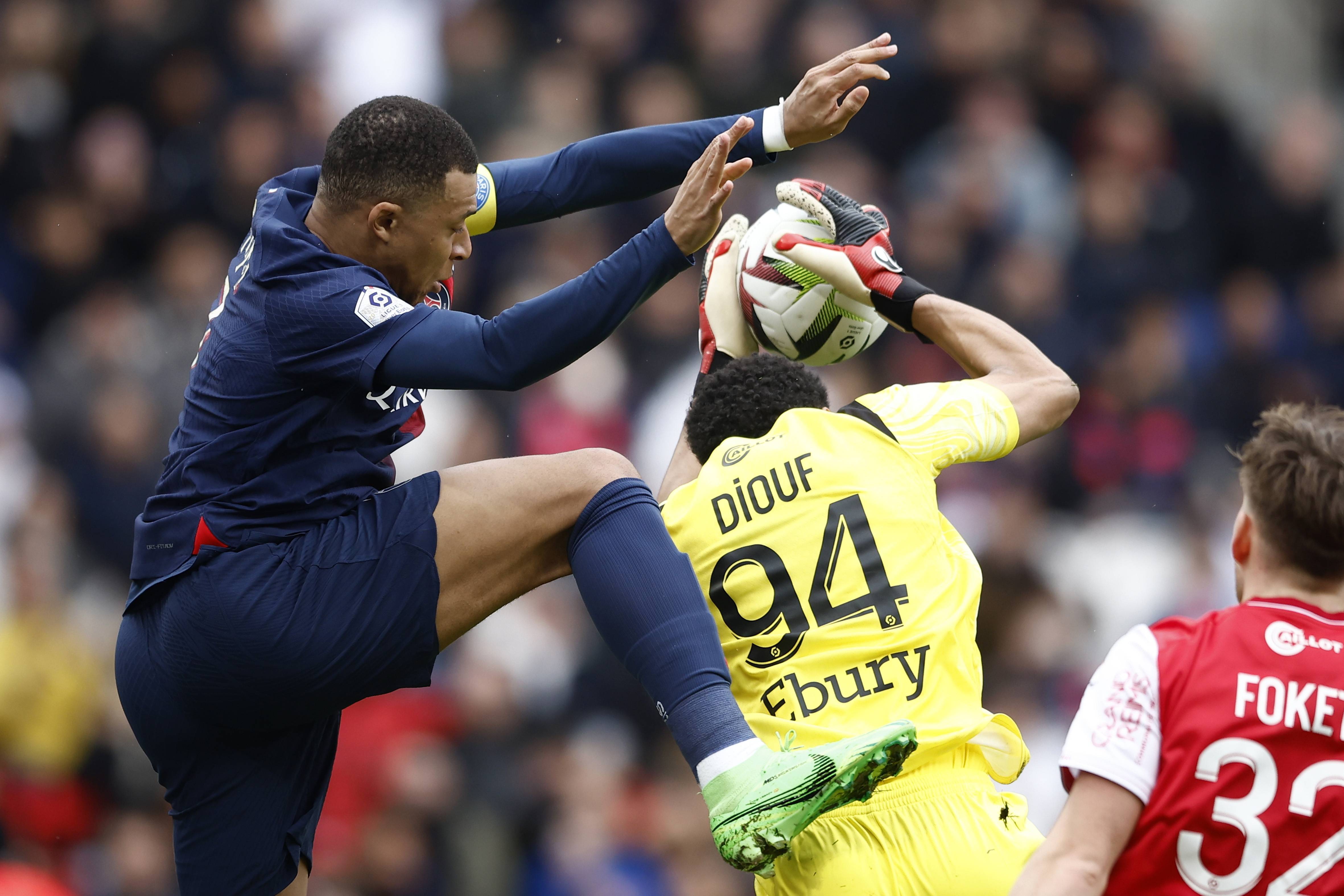 巴黎圣日耳曼球员亮相慈善赛，表现出色