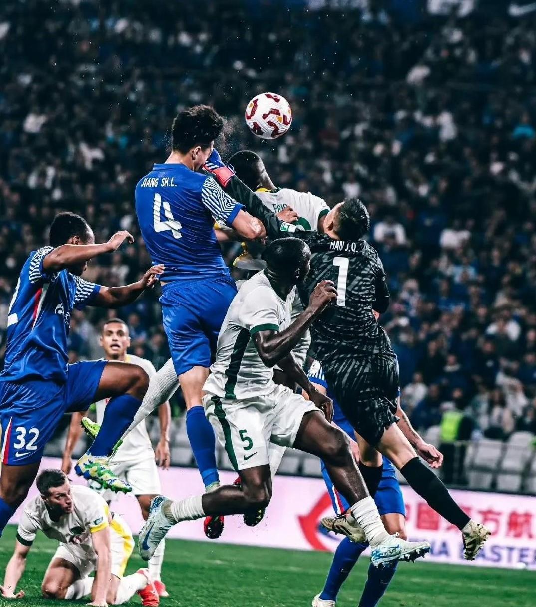 激情碰撞：球员场上互不相让