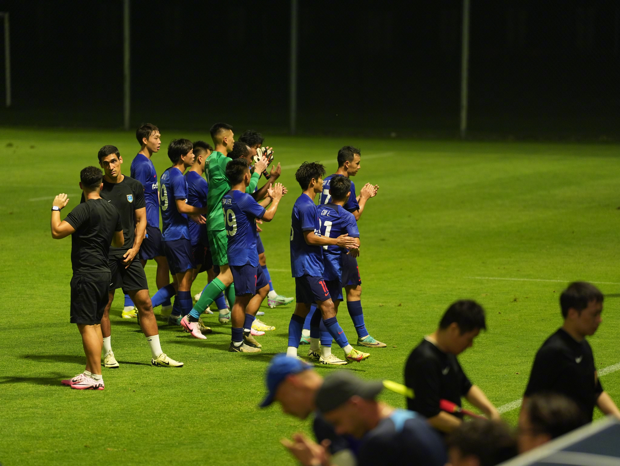 激情碰撞：球员场上互不相让