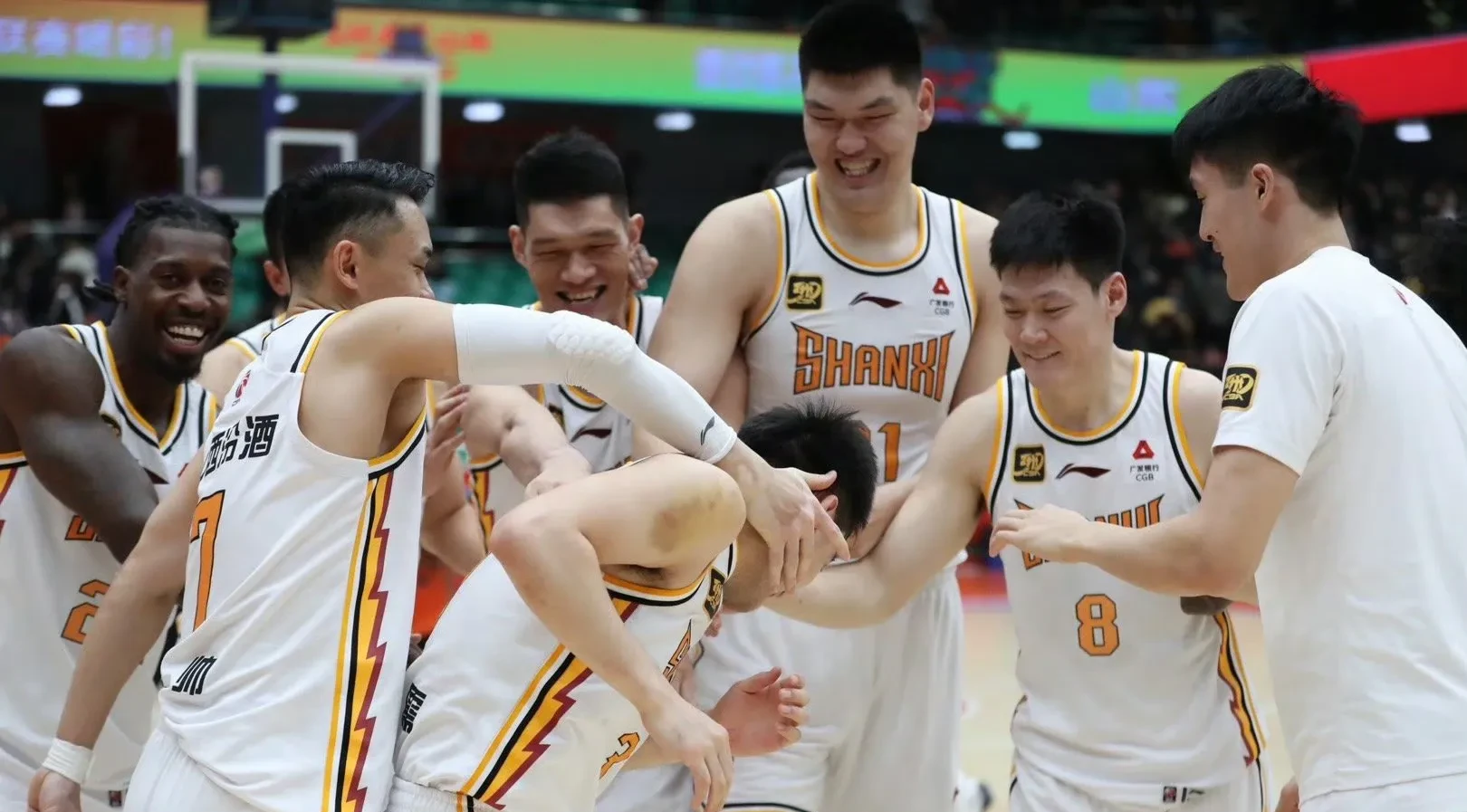 山西队完胜上海队，詹姆斯扛起全队