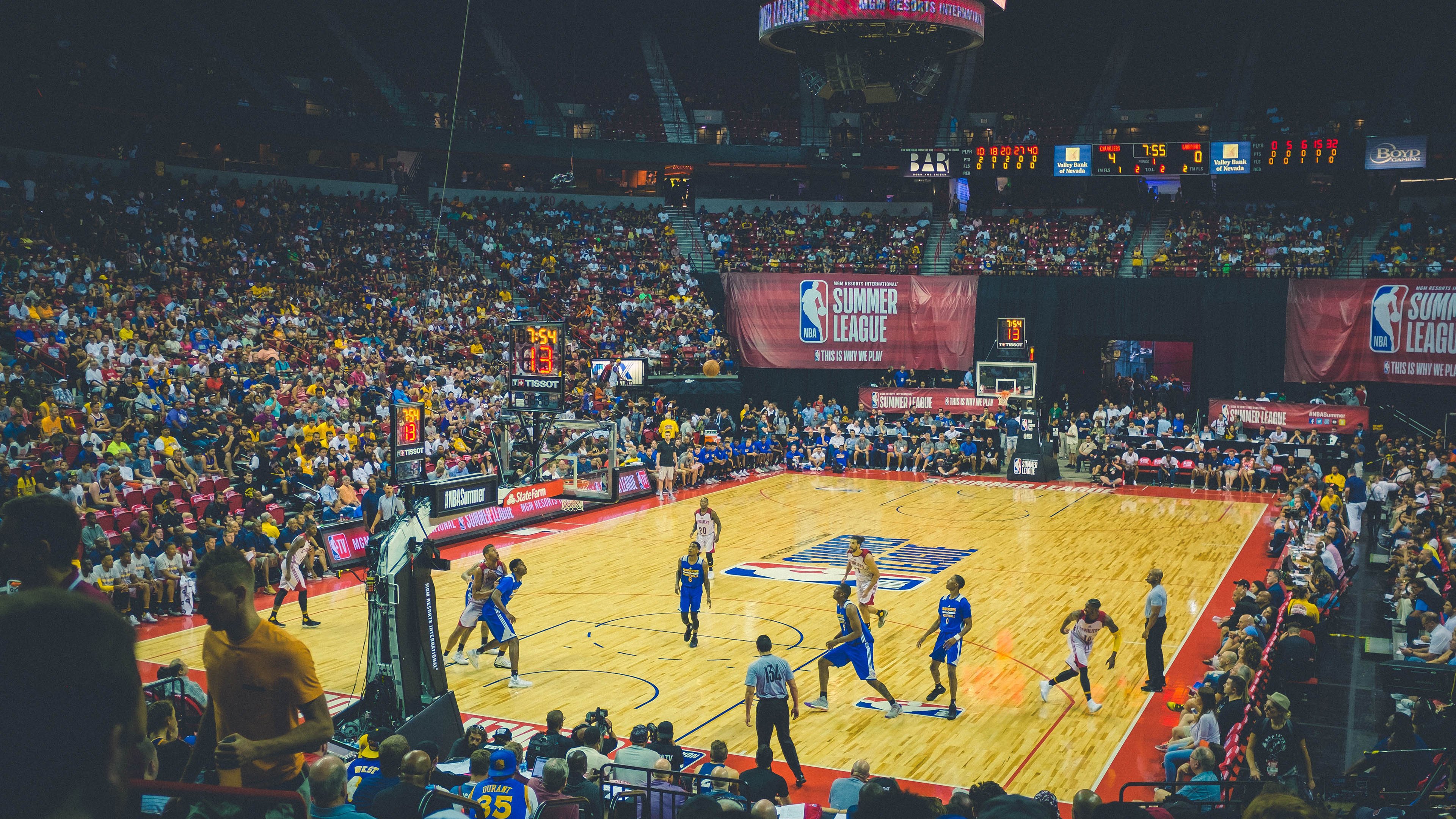 赛道与球场，当东契奇在F1街道赛接管比赛