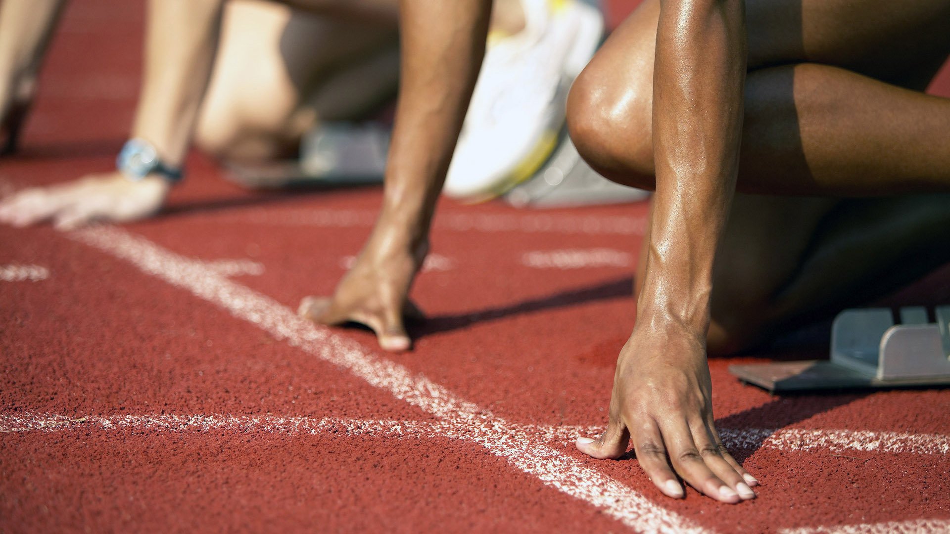 赛道上的交响诗，阿隆索驾驭梅赛德斯，以绝对统治力横扫雷诺